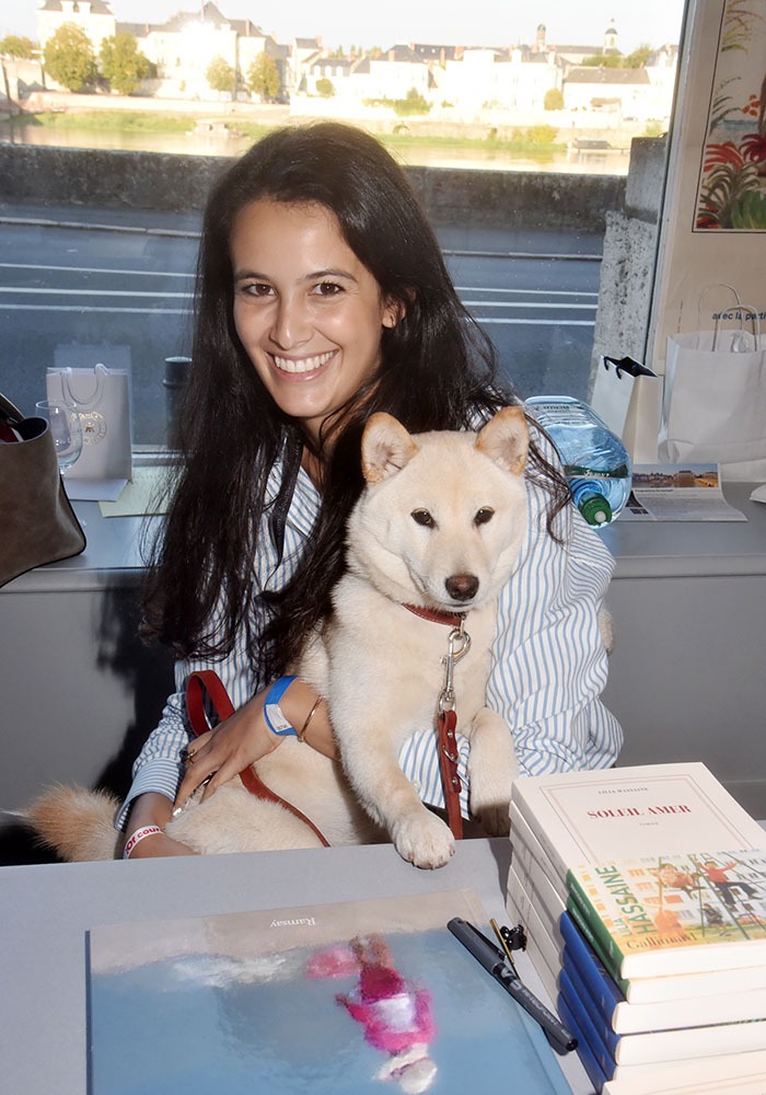 Préssentie pour le Goncourt Lilia Hassaine pose avec son husky Suki