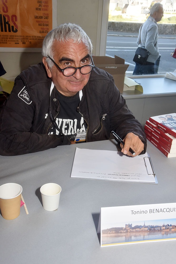 Tonino Benacquista m’a dit un jour Ca te gêne pas si je parle de toi dans mon roman ? Plus tard Je suis effectivement dans son roman sous les traits d’une balance, un doulos dirait Jean Pierre Melville sympa le Tonino !