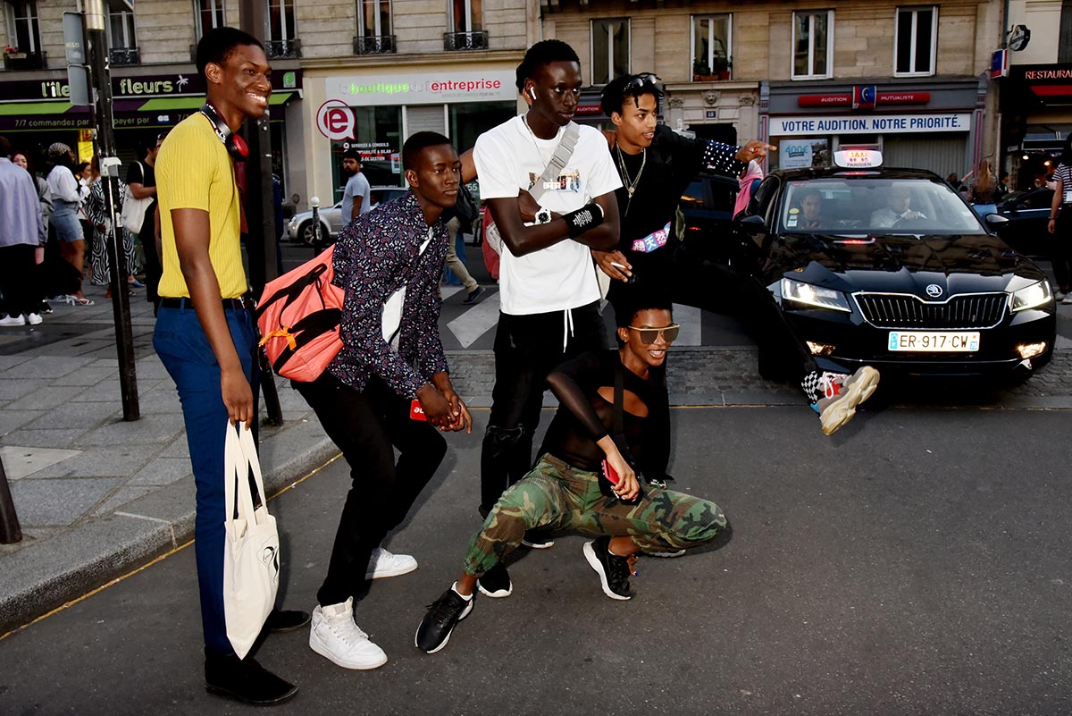 Manif Des Rap Too Brothers font leur street show devant la mutu