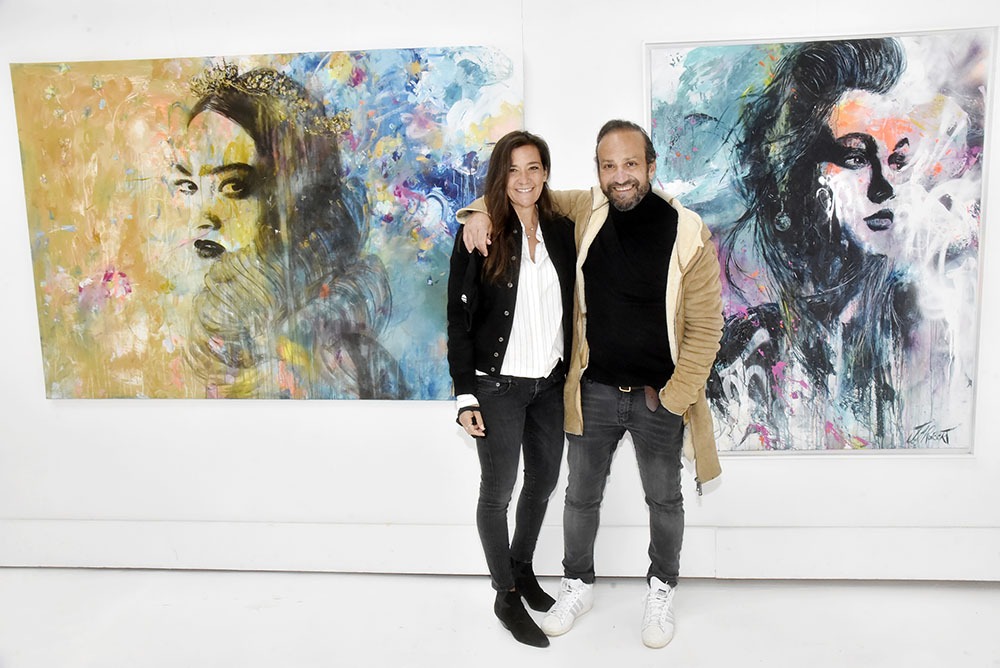 Dans une de leurs galeries Stephane Ellia et Laurence Ellia tapissent sur une oeuvre de JM Roberts !