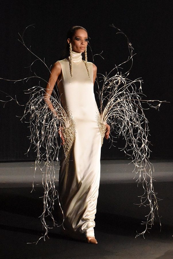 Une femme buisson en Stephane Rolland