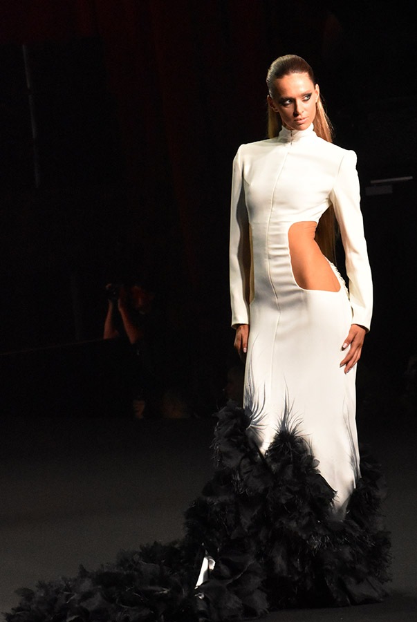 Un model en Stephane Rolland et son decolleté hanché