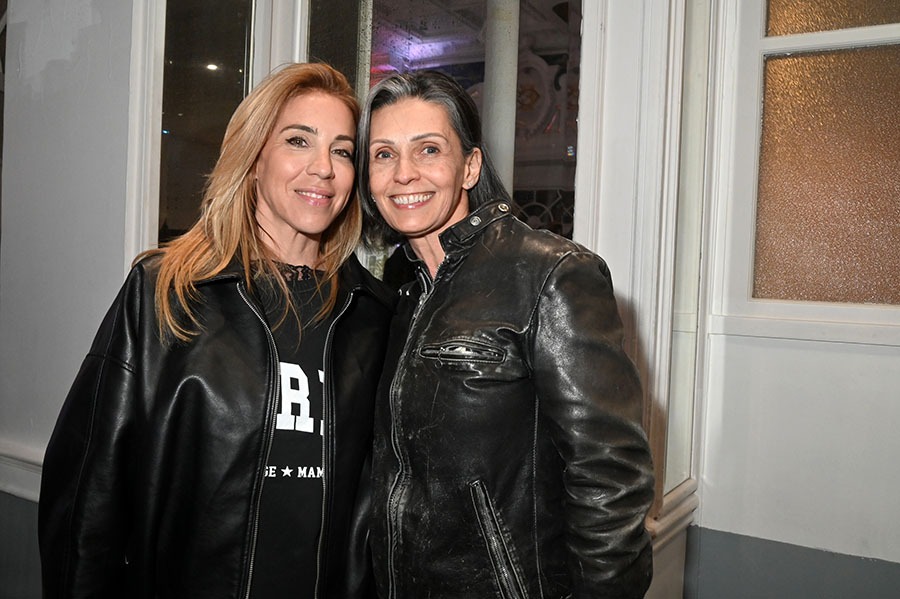 Adeline Blondieau est venue siamoiser avec sa best copine Marion Piscione