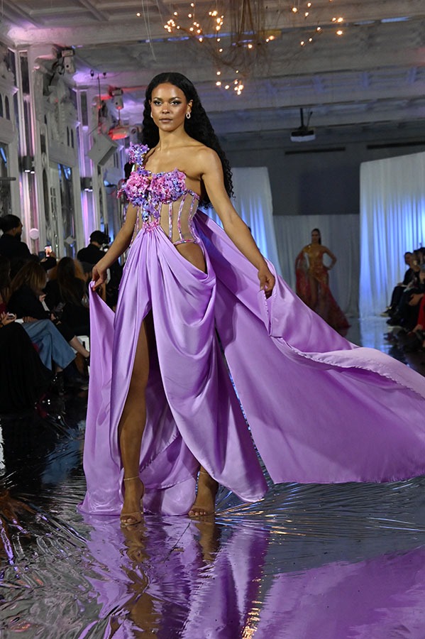 Un modele lilas leve le voile