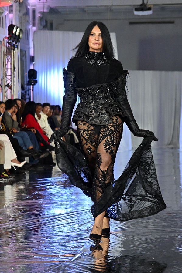 Sylvie Ortega en mariée en black chez Stevens Ishay