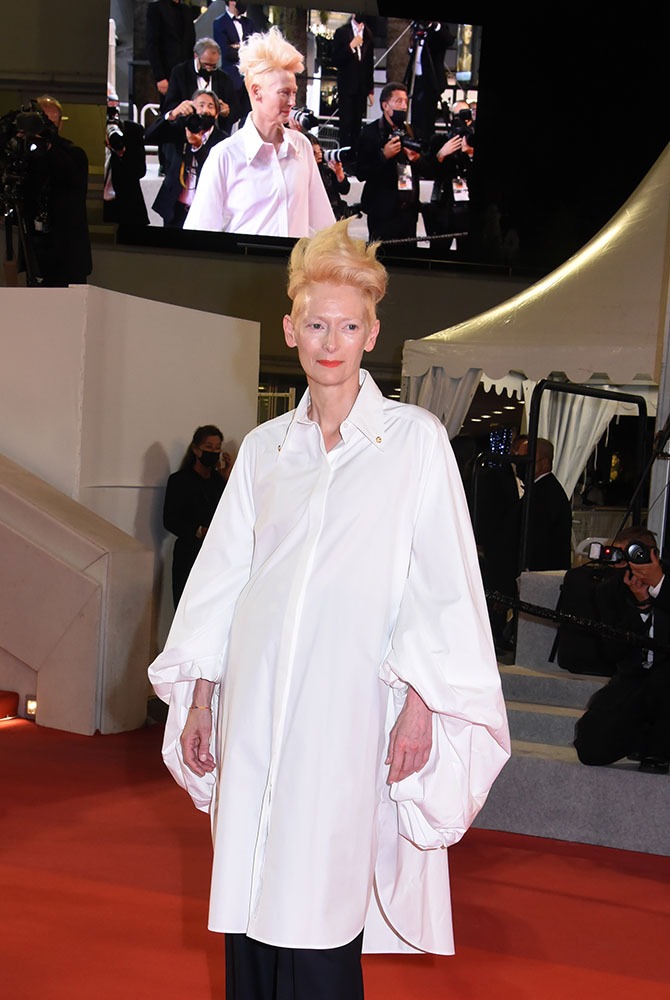 Tilda Swinton swingue sur le carpet comme sur les écrans