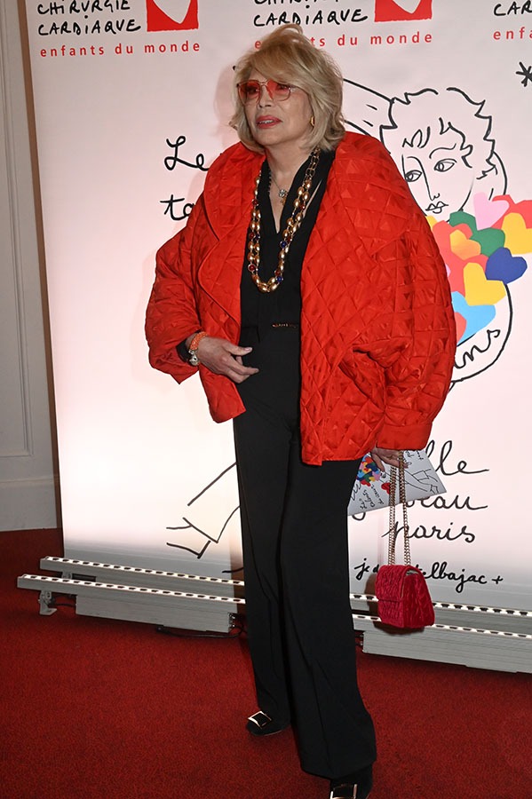 Amanda Lear et son look Doudoune des "Bronzées font du ski"