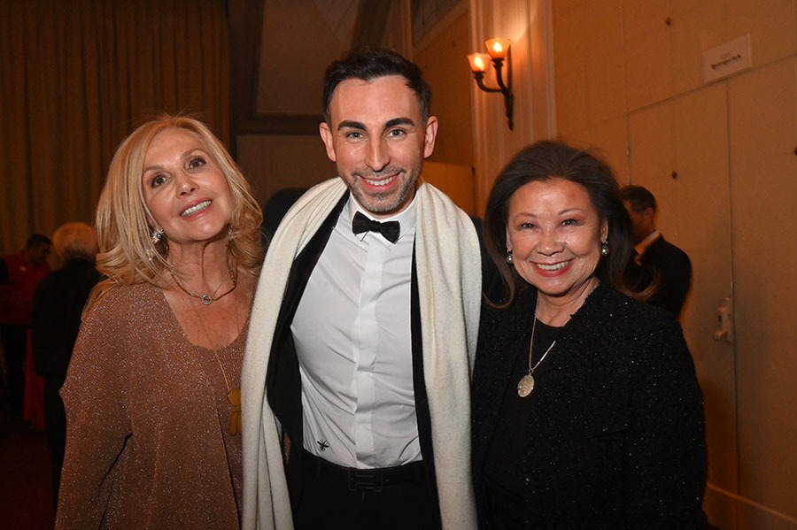 Ce soir Fabienne Amiach, Jeanne d’Hauteserre et toutes les femmes veulent poser avec Jordan De Luxe !