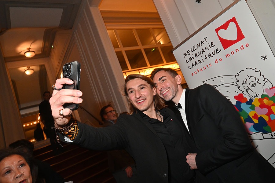 Le Pianiste de ce soir Marco Poingt pour Jordan de Luxe interprète du
selfie à une seule main !