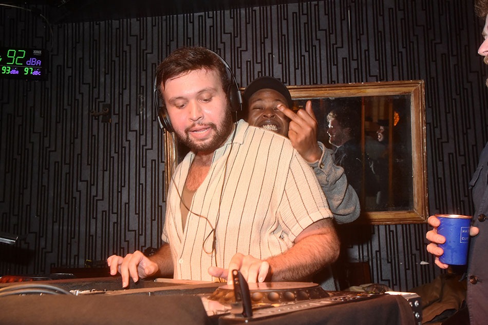 Dj Larry Houl remplace au pied levé ou plutôt à la main levée Fred Beigbeder en mode Belle Arlésienne furtive