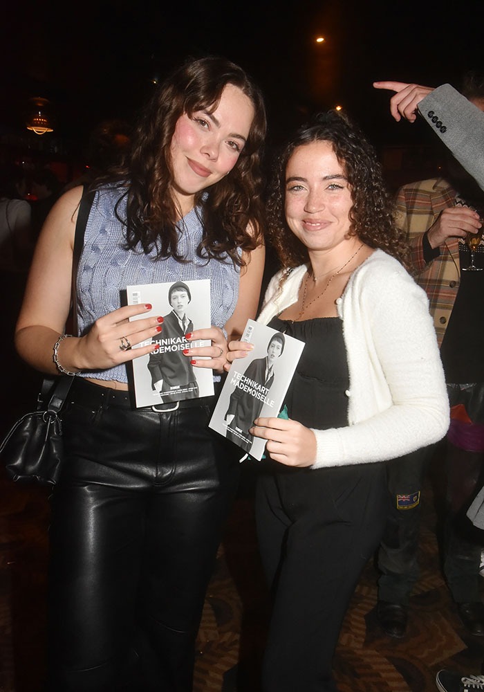 Ines and Louise adorent les pages astro et culinaro dans Technikart Mademoizelle