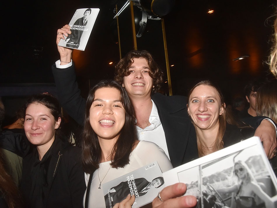 Melchior Riant heureux redac cheftain de Technikart Mademoiselle et son team de Melchiorettes