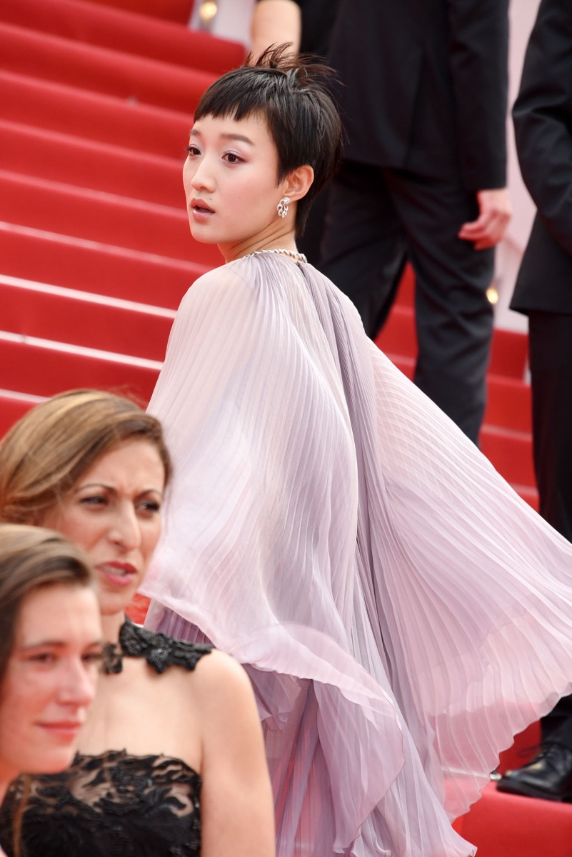 L'actrice chinoise Huang Miyi semble Lost in Transition on the Cannes red carpet !