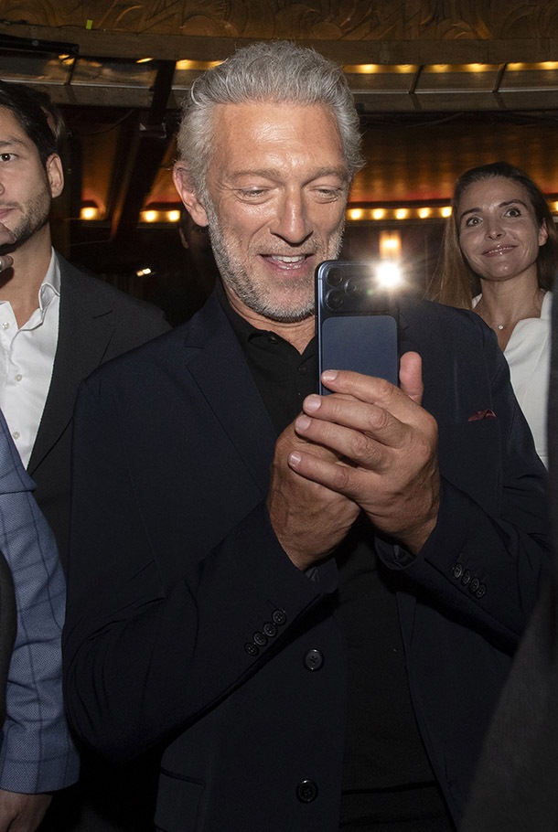 Vincent Cassel taxi driver dans le film et happy eyephoneur dans les parties