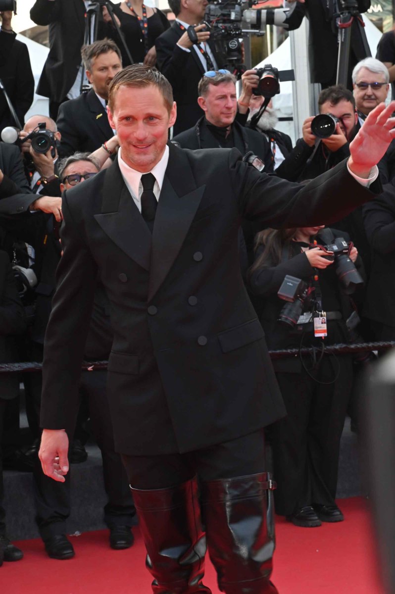Alexander Skarsgård est arrivé pile à l'heure grace à ses cuissardes de Sept lieues