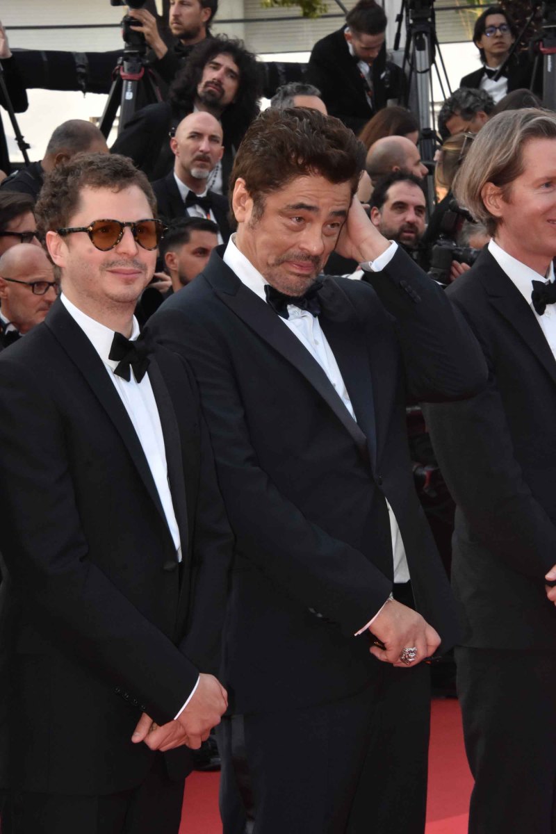 Benicio reajuste quelques mèches cortes : A force de porter le beret du "Ché" ca marque et ca decoiffe !!