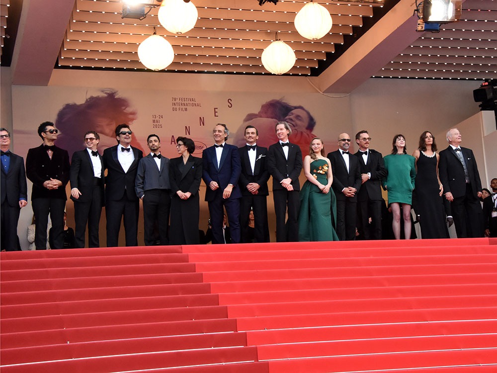 Photo de Classe de Phoenician Scheme : Roman Coppola, Richard Ayoade, Michael Cera, Benicio del Toro, Riz Ahmed, Rachida Dati, Alexandre Desplat, Rupert Friend, Wes Anderson, Mia Threapleton, Jeffrey Wright, Benedict Cumberbatch, Charlotte Gainsbourg, Antonia Desplat and Bill Murray! La minsre de La culture Rachida Dati incluse dans la family !!