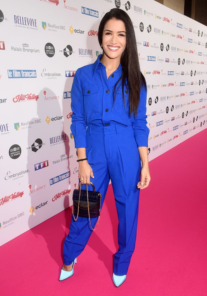 Sabrina Ouazani en combi bleu presque Klein chauffe à donf le pink carpet
