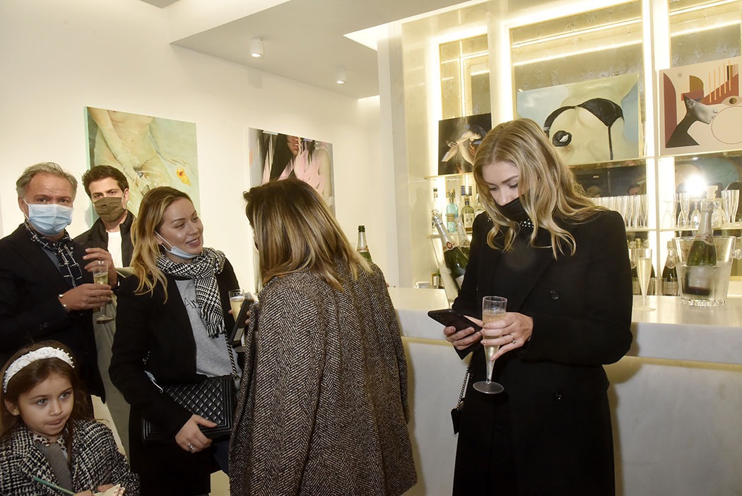 Ambiance Galerie Goldshteyn Saator opening Bar Masqué ca s’arrose