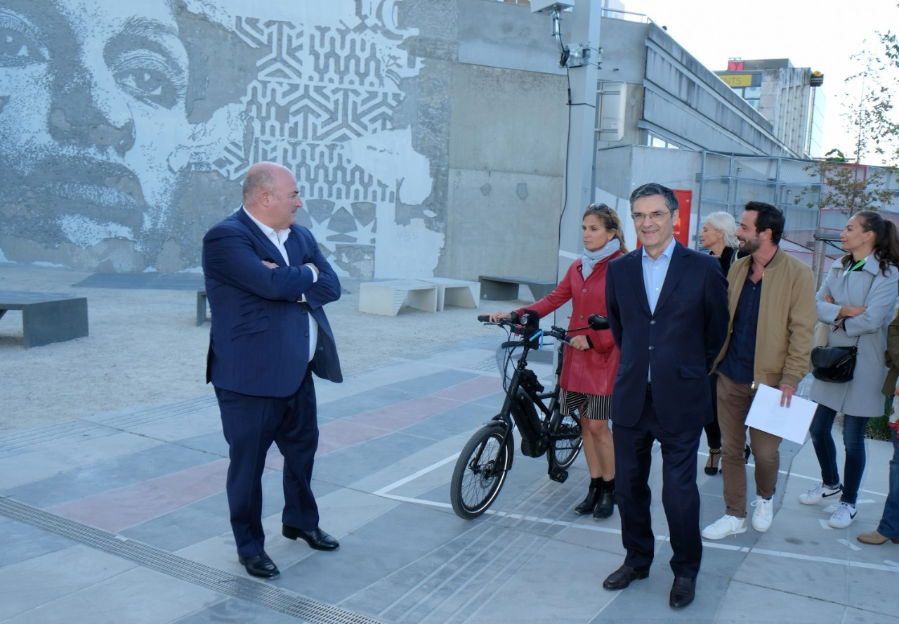 Le président  Patrick Devedjian et  Marie Céline Guillaume inaugurent la fresque monumentale