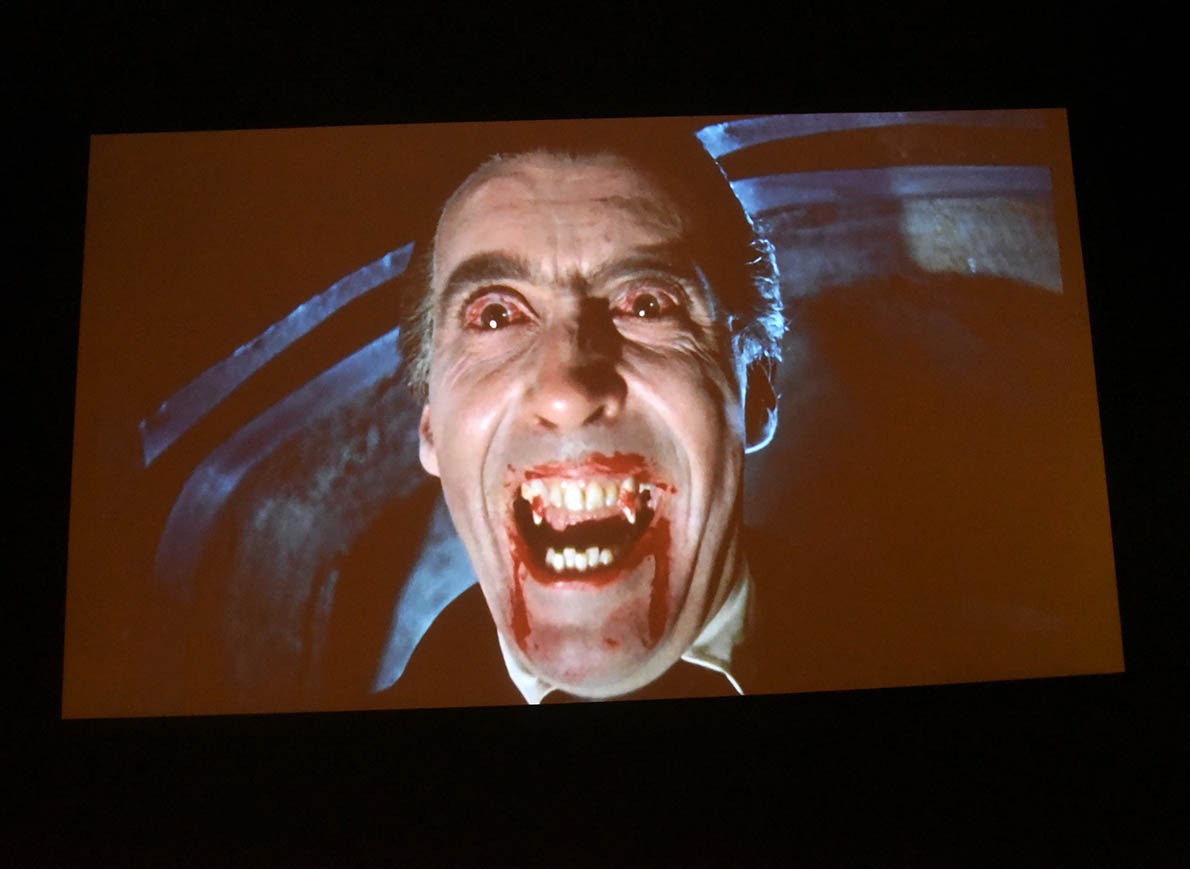 Bipolaire ce Dracula il fait le mort puis soudain il vous sourit de toutes ses dents