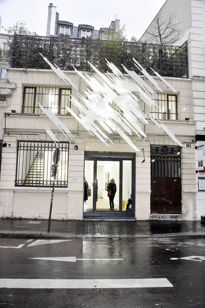 Galerie Magda Danysz ambiance façade avec illumination signée Vhils pour Momentum