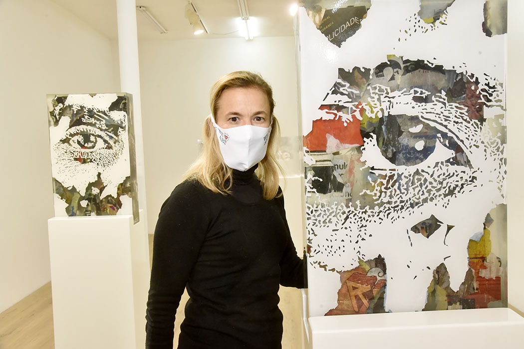Expo Momentum Magda Danysz pose avec une oeuvre du street artist Vhils