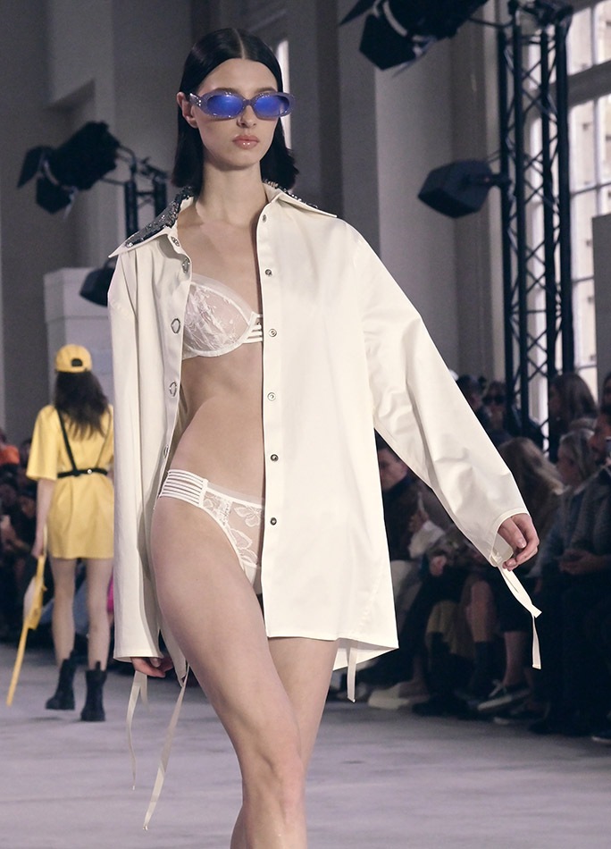 un model semi habillée by Victoria/tomas