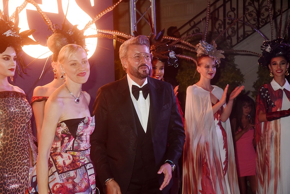 Voilà le "Forbes" talentueux designer Catalin Botezatu entouré de Ania J de Fashion TV (G) et de ses mannequins