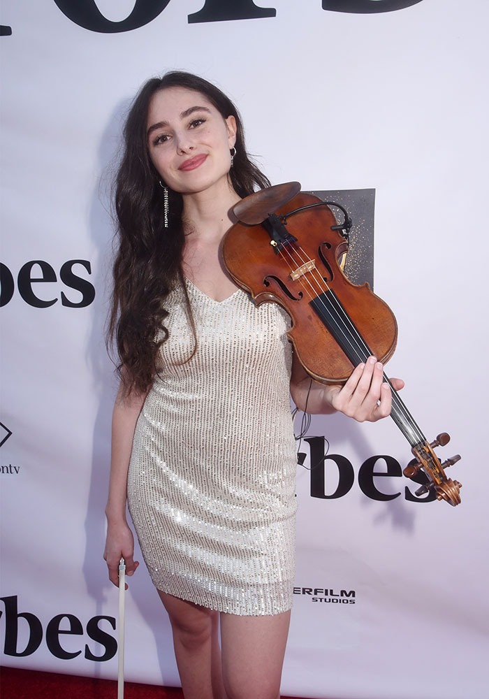 Esther Abrami est une violoniste virtuose ! Non Ceci n’est pas une pipe mais bien un violon !