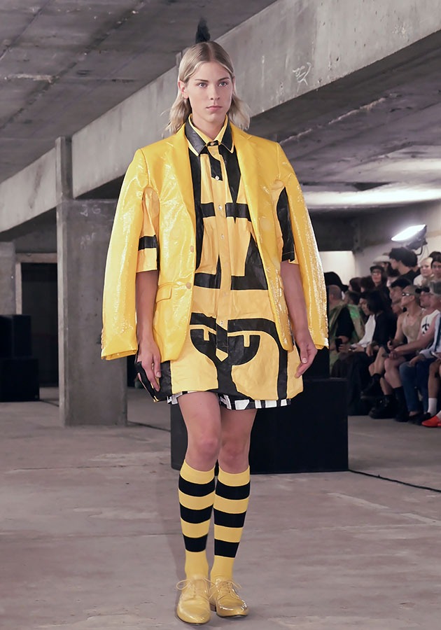Une tenue pour jouer au nain jaune by  Walter Van Beirendonck