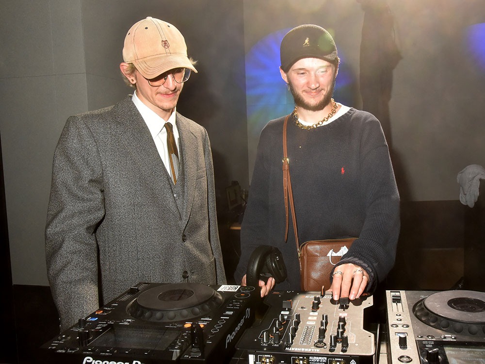 DJ Lucien Heritier and DJ Phileo Landowski officient Hé les mecs vite des slows !!