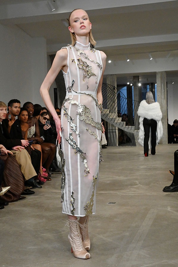 Un belle femme sculpture chez Weinsanto