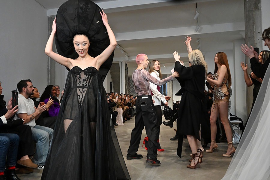 Une veuve noire à la finale accompagne Victor Weinsanto !