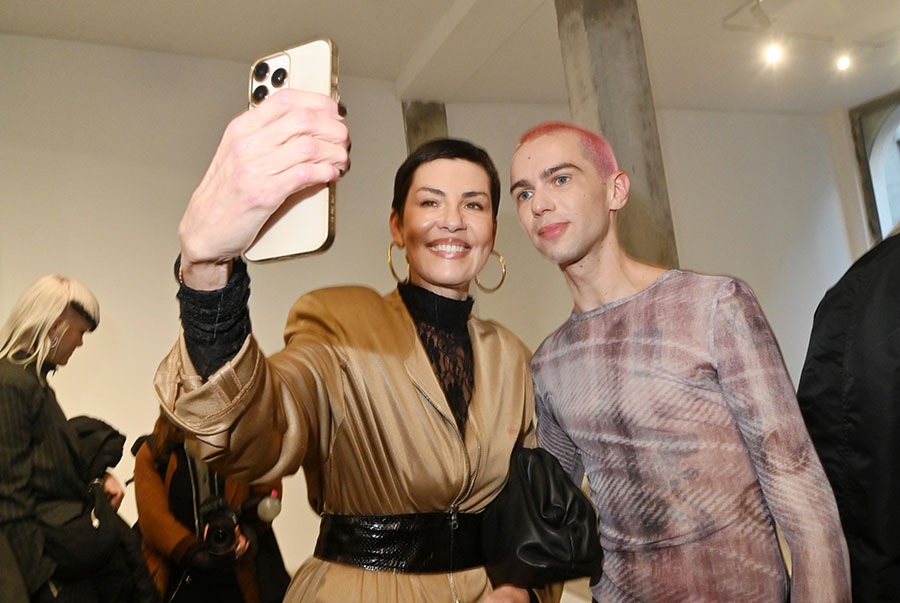 Cristina Cordula veut à tout prix selfiser Victor Weinsanto !