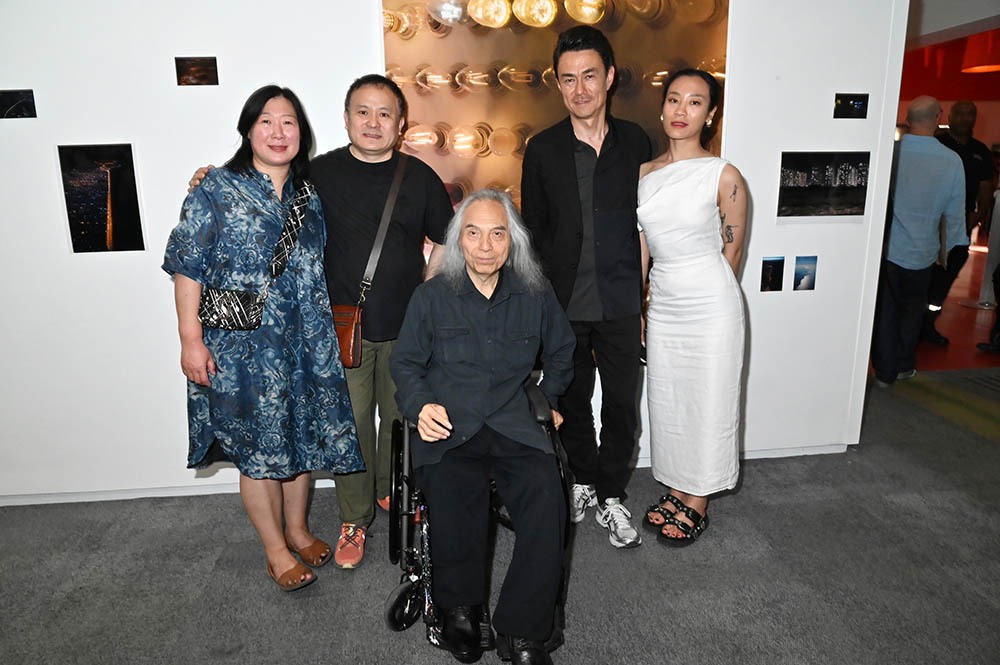 Le peintre Ma Desheng trone au milieu de Juan Meng, Chengdong Gu, Jean-Philippe Rousse et Ruiqi Sun