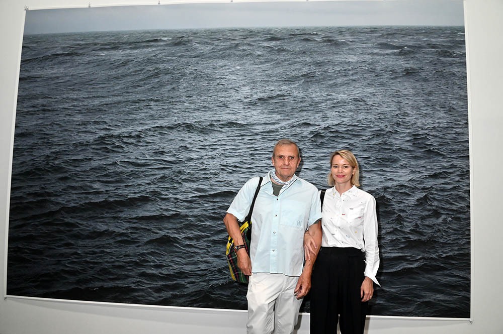 Jean Charles de Castelbajac et Pauline De Drouas posent sur fond de mer froide by Wolfgang Tillmans