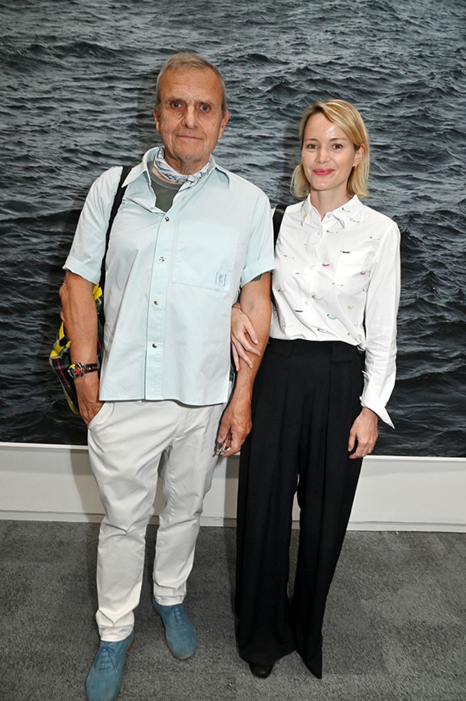 Venus en touristes Jean Charles de Castelbajac, Pauline De Drouas posent sur fond de mer froide by Wolfgang Tillmans