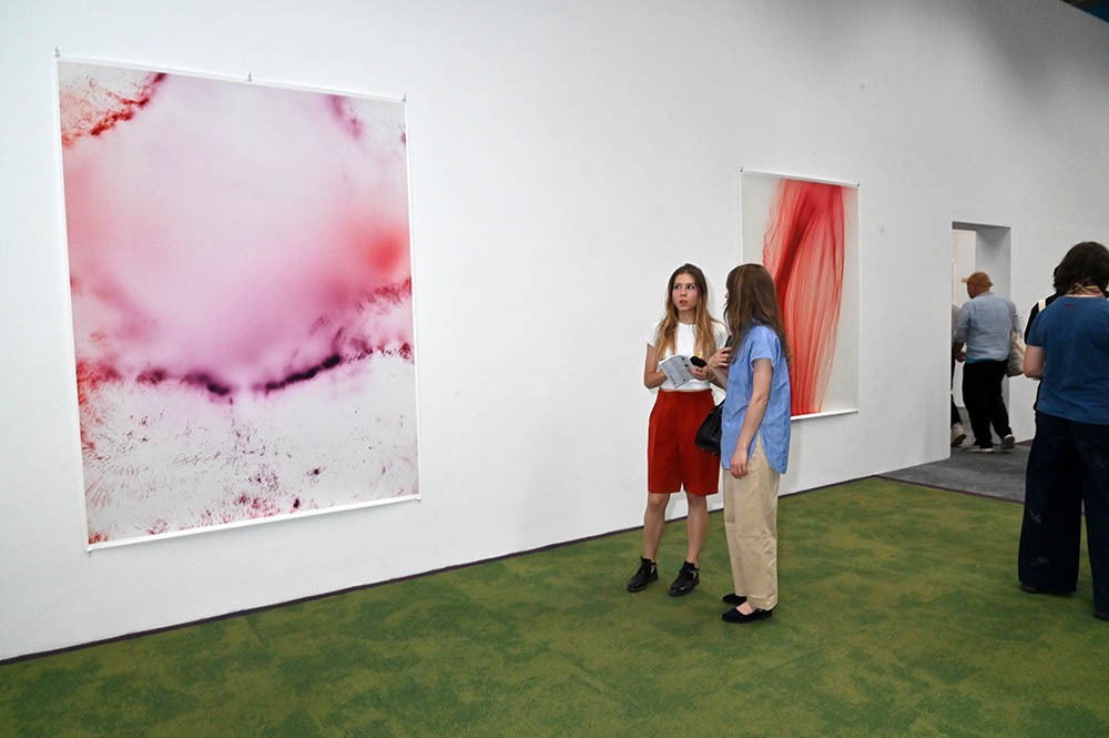 Une oeuvre de Wolfgang Tillmans et des invités