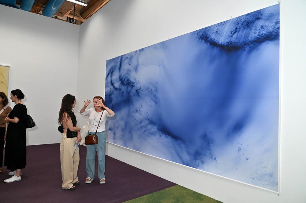 Une oeuvre de Wolfgang Tillmans et des invités