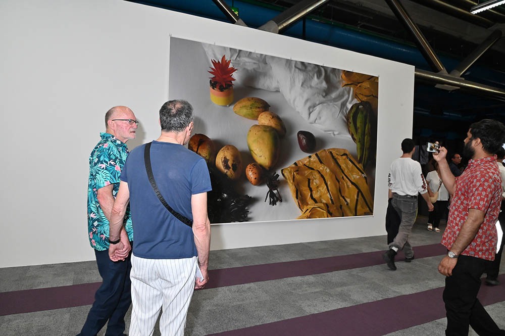 Une oeuvre de Wolfgang Tillmans et des invités