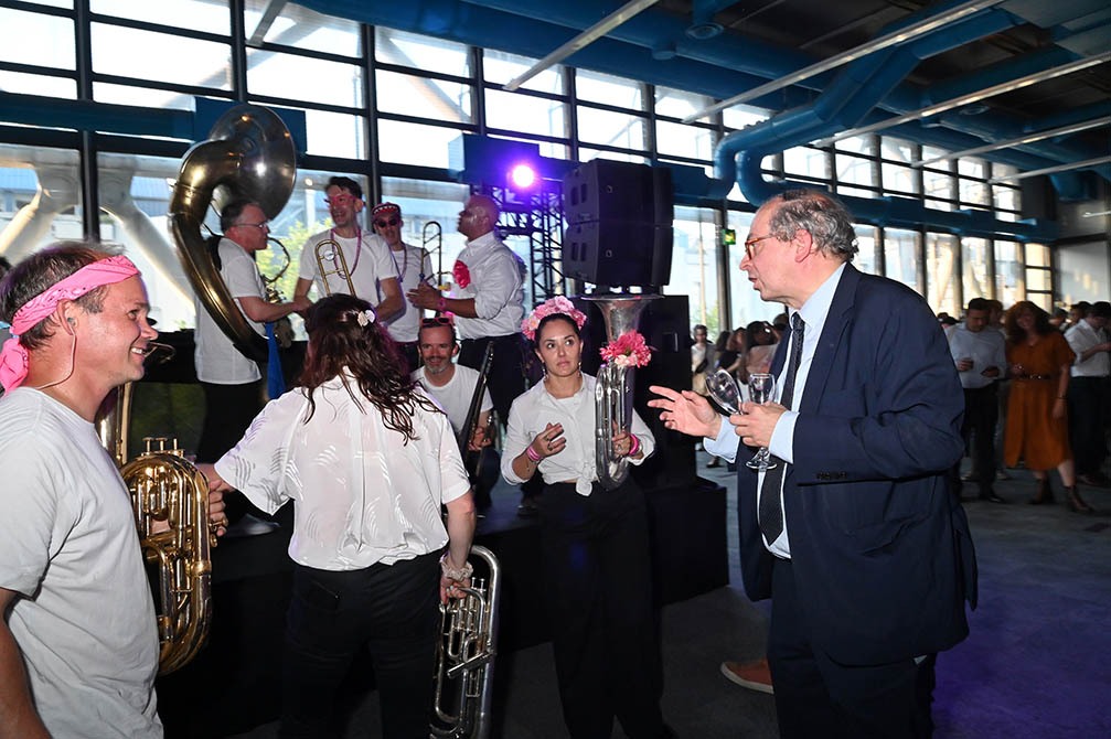 Le President Le <Bon félicite l'orchestre et leur demande des quart d'heures américains