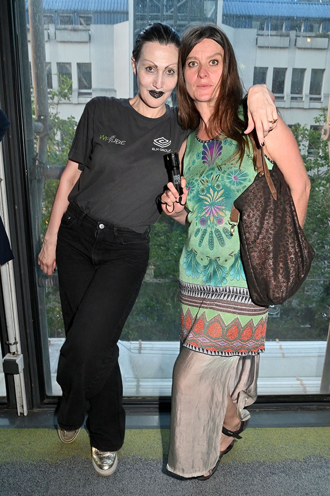 Eve Bitoun est comedienne elle est venue avec sa copine Laure Molina