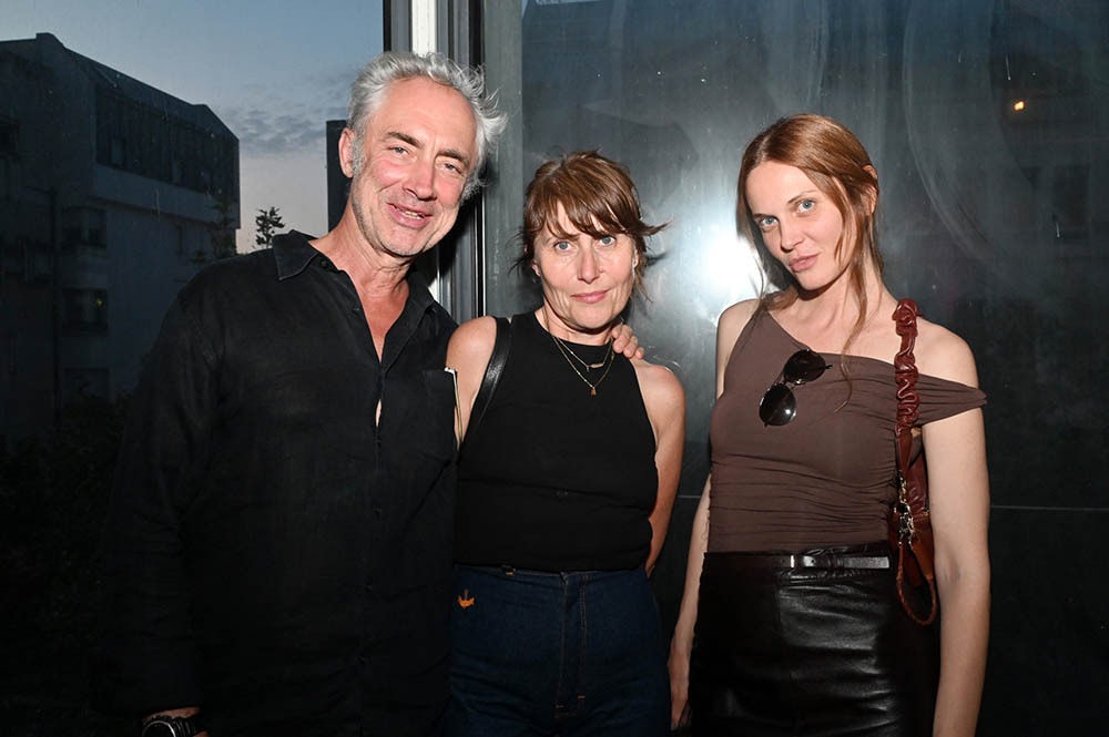 L'artiste Christophe Maunoury avec ses admiratrices Christine Camio et Helena Posokhova