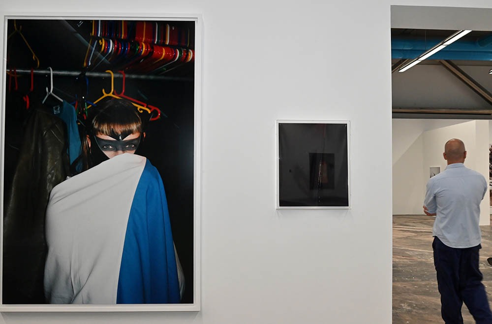 Une oeuvre de Wolfgang Tillmans et un invité