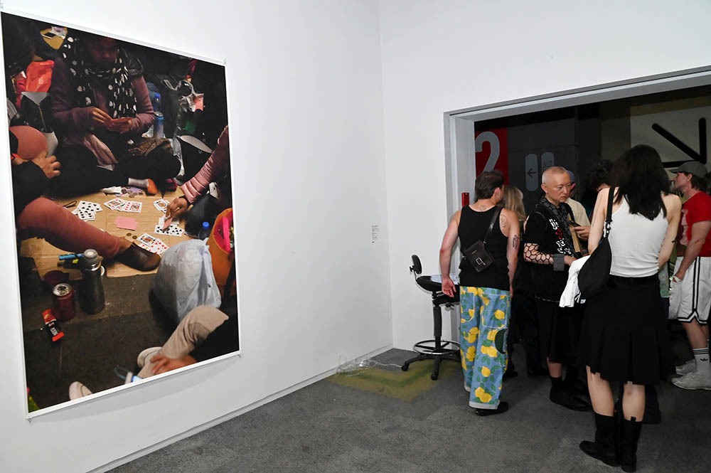 Une oeuvre de Wolfgang Tillmans et des invités