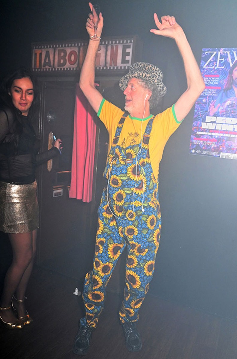 Pour Assiya Shabi Fabrice fait une démo de sirtakiss