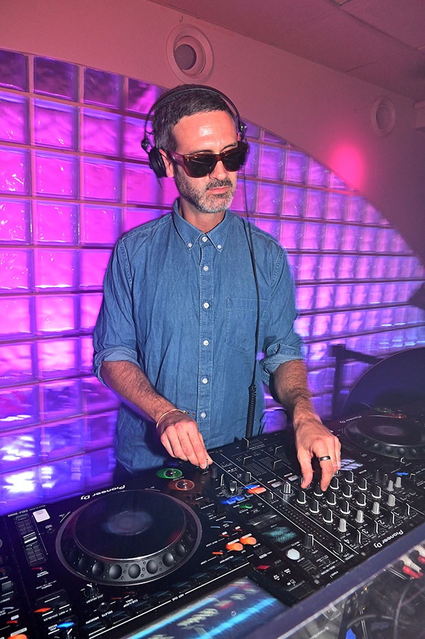 DJ Dorion a mis ses Riz Lacroix Bans pour mixer à ZEWEED Party