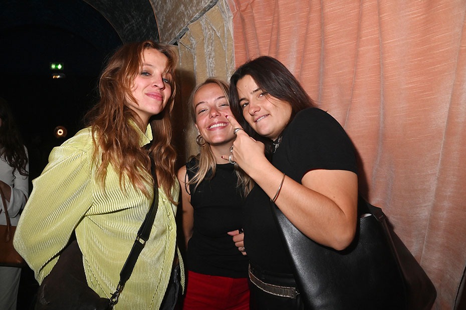 Voilà Melanie Melanie De Pourtales,, Ninon Beaupere, Caroline Watel !! J'ai bien connu Helene la jolie maman de Melanie dans des Rallyes (Espèce de Raves Paties Chics des beaux quartiers) !!