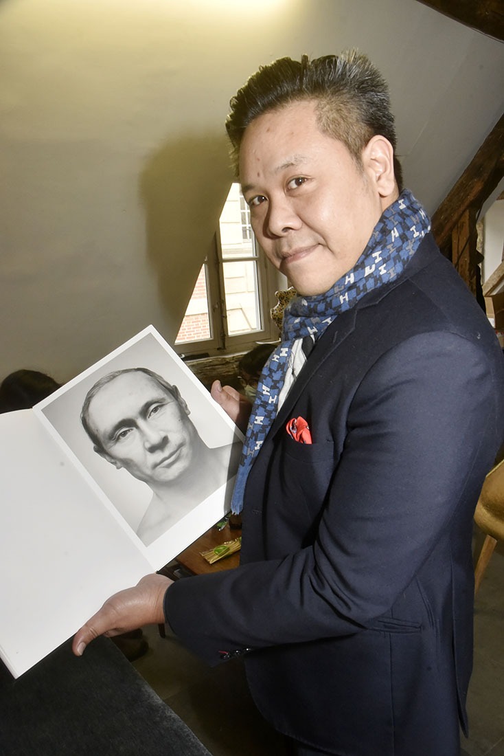 Cromignon notre  Vladimir - Galeriste Anthony Phuong et le catalogue de Zhang Wei